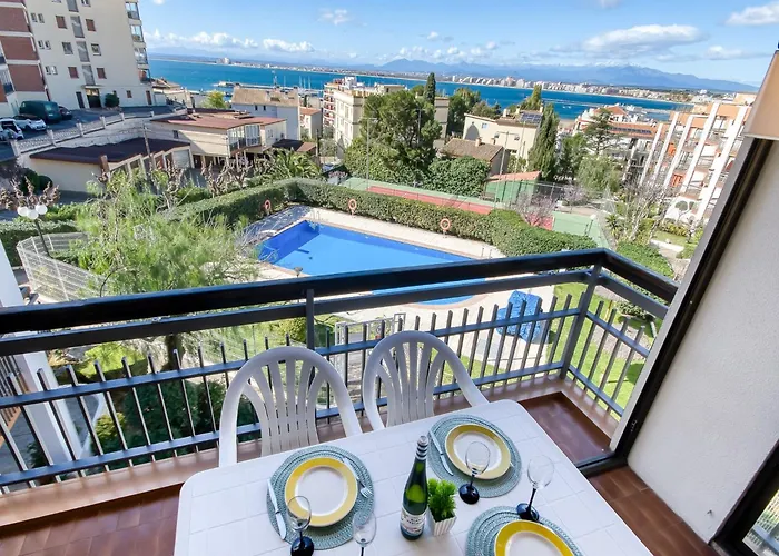 In With Pool And Terrace Apartmán